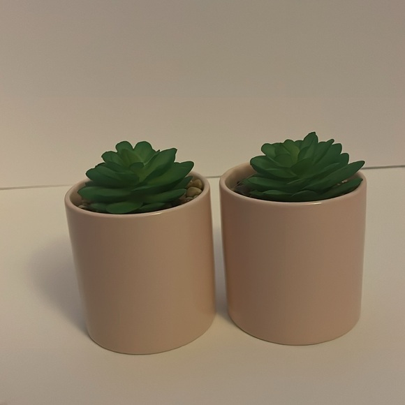 Everyday set of two artificial potted mini planters. Light pink pot with stones - Picture 8 of 17